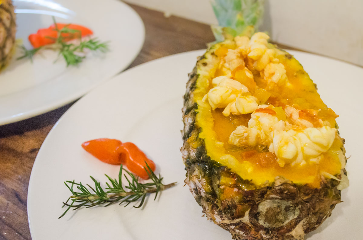 Muqueca de peixe no Abacaxi